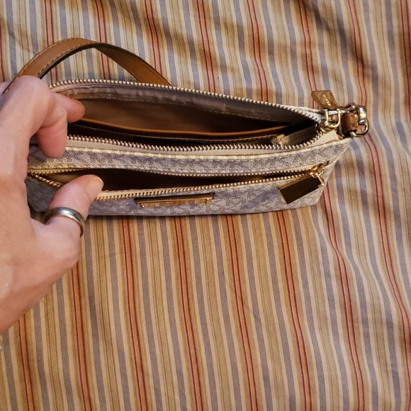 Michael Kors wristlet - Picture 4 of 4